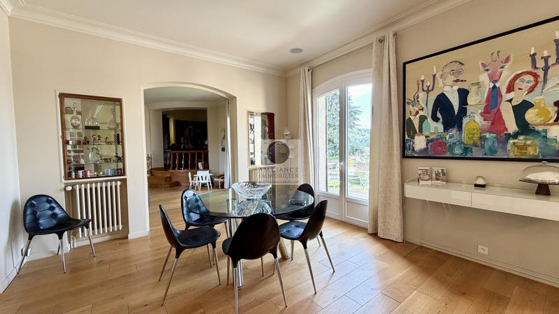 Maison - 284 m² - 8 pièces