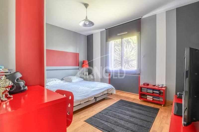 Maison - 250 m² - 12 pièces