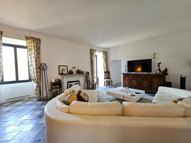 Propriété - 230 m² - 9 pièces