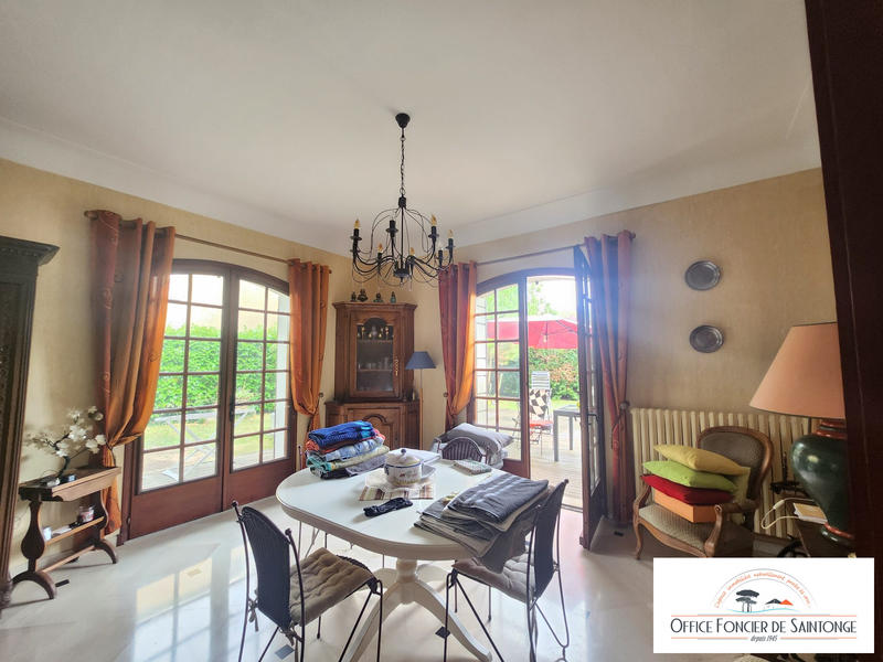 Maison traditionnelle - 185 m² - 8 pièces