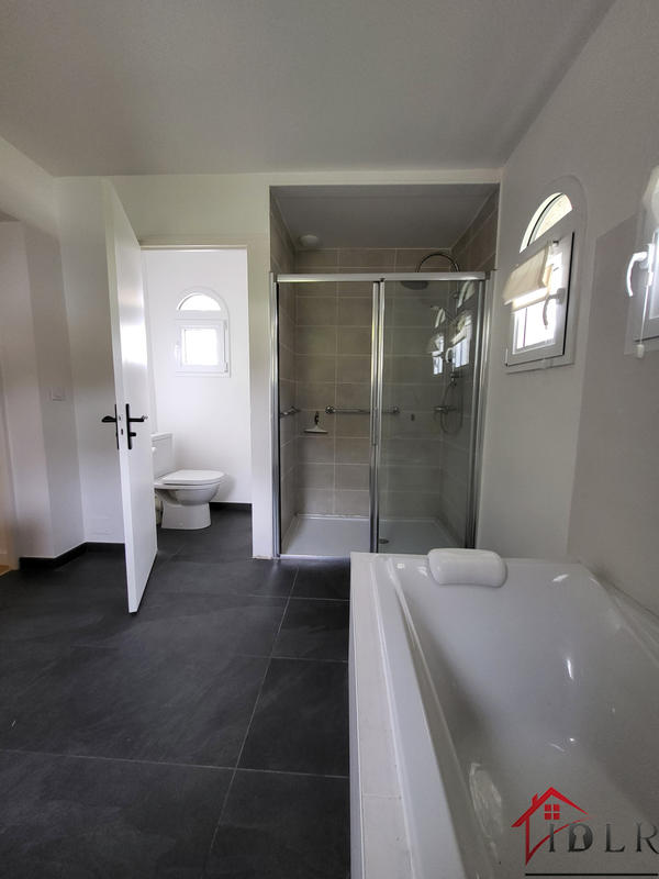 Maison - 235 m² - 8 pièces