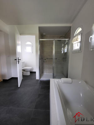 Maison - 235 m² - 8 pièces