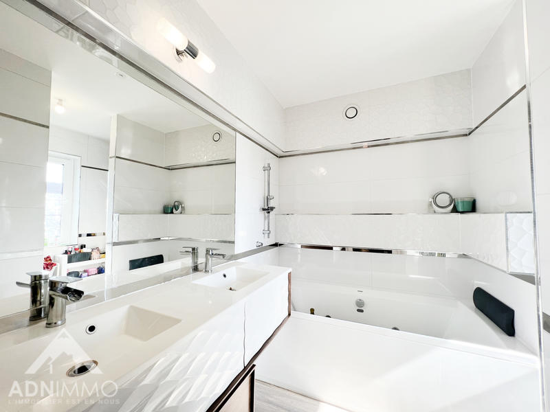 Maison - 225 m² - 7 pièces