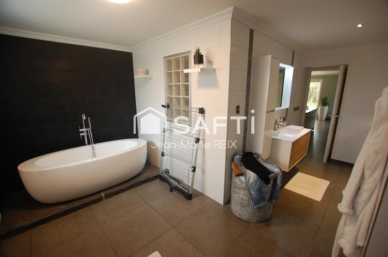 Maison - 220 m² - 6 pièces