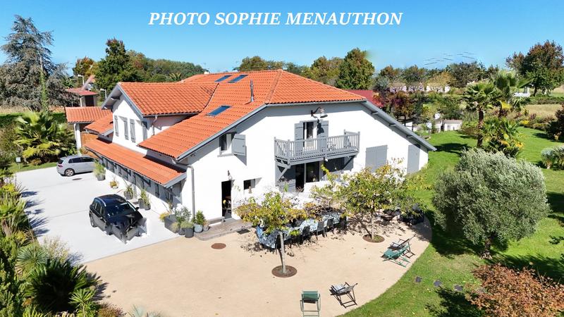 Maison - 312 m² - 9 pièces