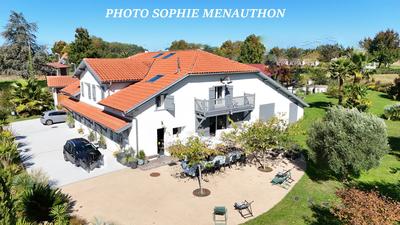 Maison - 312 m² - 9 pièces