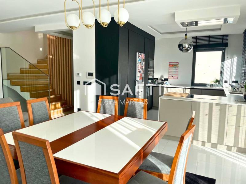 Maison - 185 m² - 8 pièces