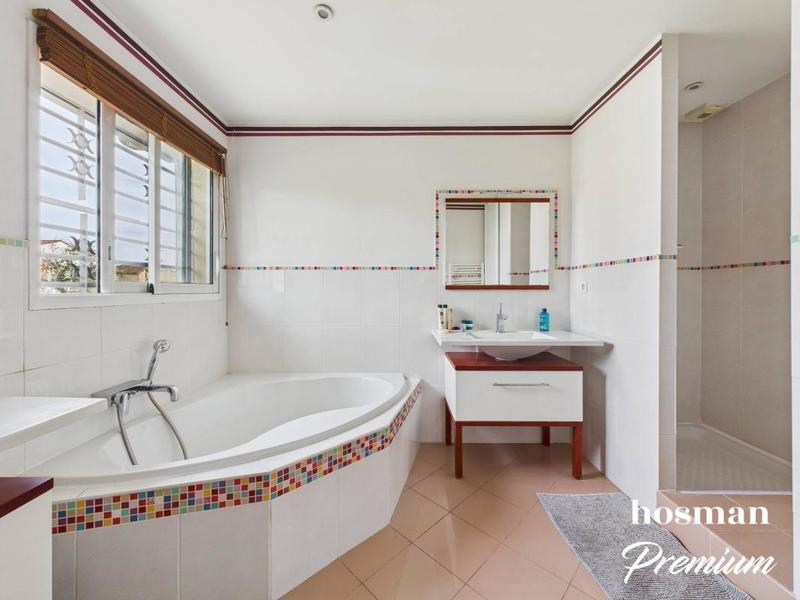 Maison - 220 m² - 6 pièces