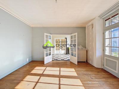 Maison - 275 m² - 10 pièces