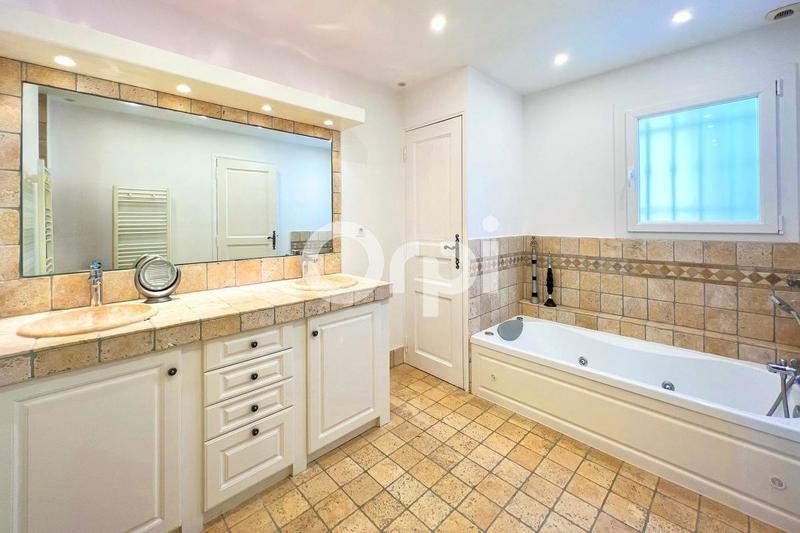 Maison - 240 m² - 8 pièces