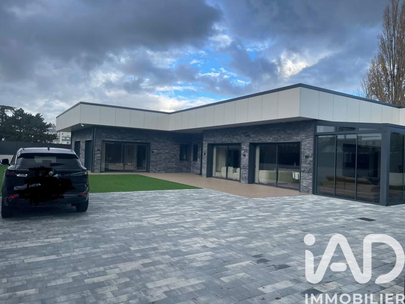 Maison - 255 m² - 6 pièces