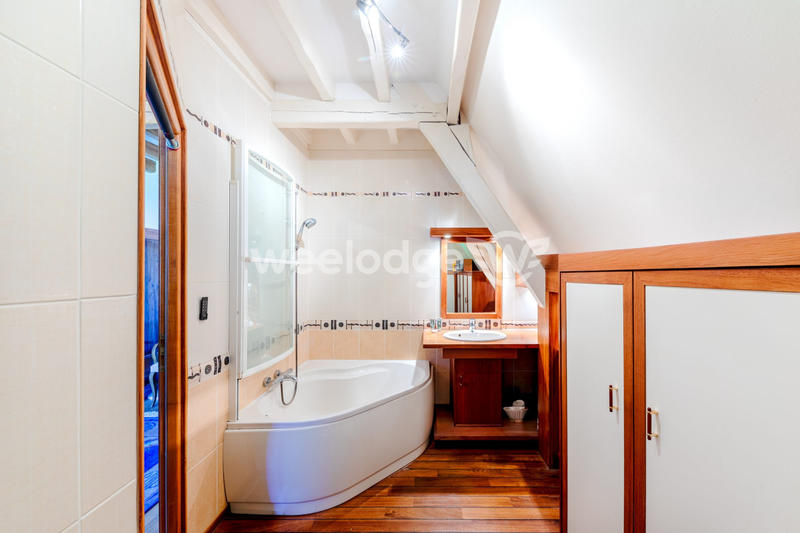 Maison - 210 m² - 9 pièces