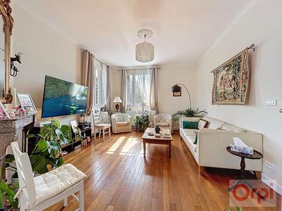 Demeure - 203 m² - 9 pièces