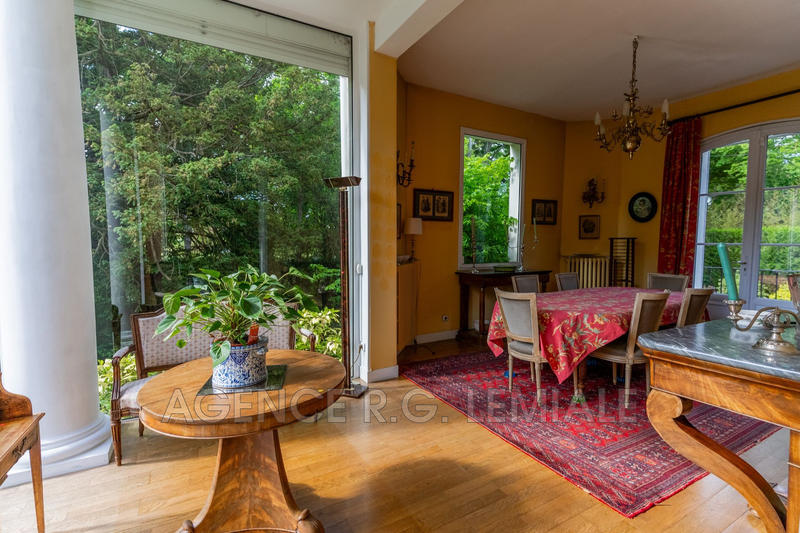 Maison - 300 m² - 12 pièces