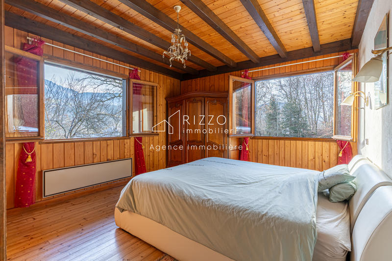 Maison - 222 m² - 5 pièces