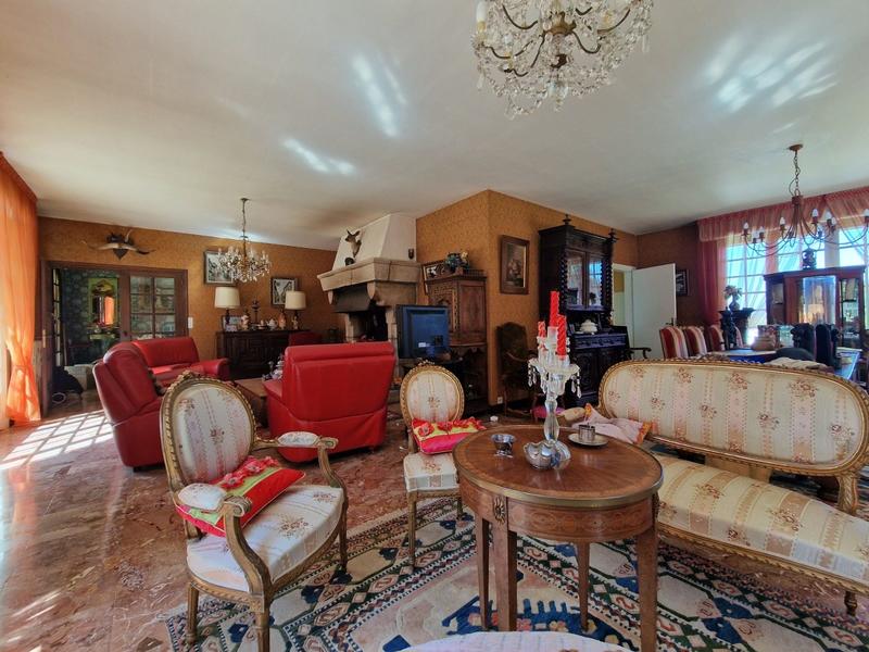 Maison - 230 m² - 9 pièces