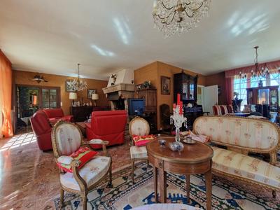 Maison - 230 m² - 9 pièces