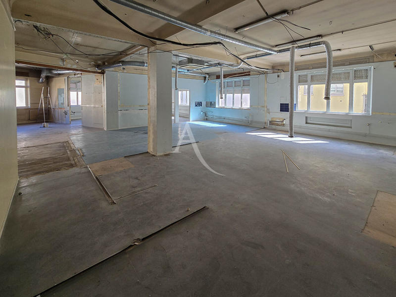 Local commercial - 224 m² - 6 pièces