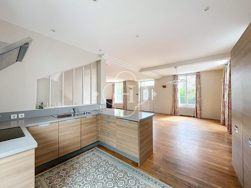 Maison - 225 m² - 8 pièces