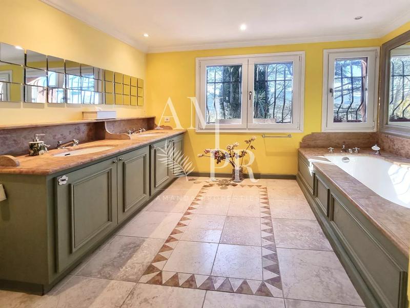 Villa - 300 m² - 7 pièces