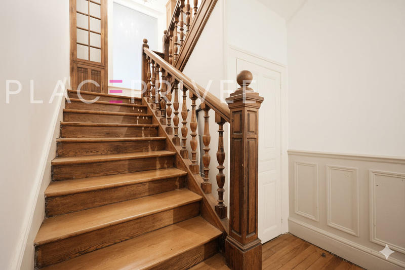 Maison - 400 m² - 12 pièces