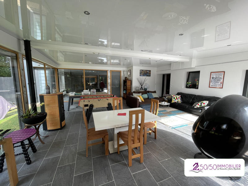 Maison - 252 m² - 9 pièces