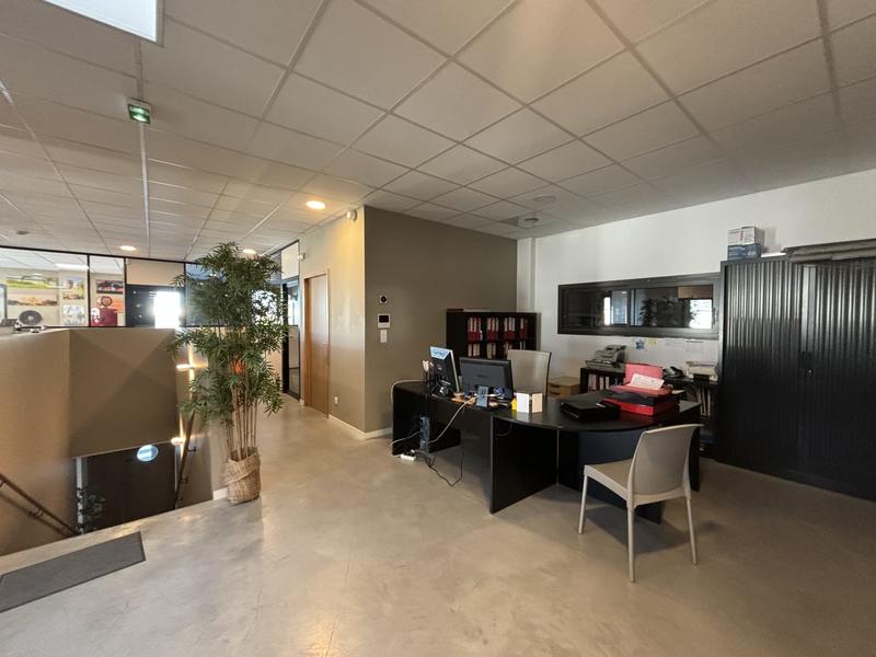 Entrepôt - 1 635 m²