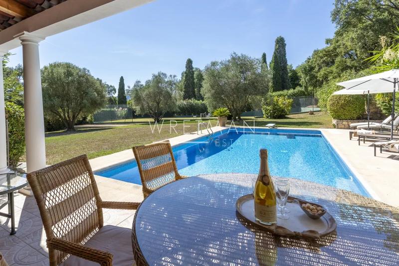 Maison - 237 m² - 8 pièces