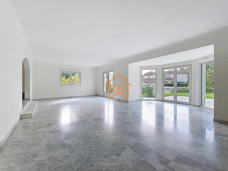 Villa - 245 m² - 7 pièces