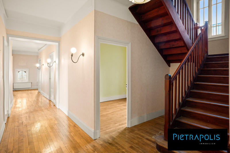 Maison ancienne - 416 m² - 8 pièces