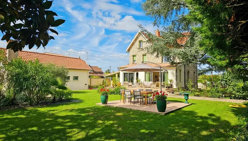 Maison - 260 m² - 12 pièces