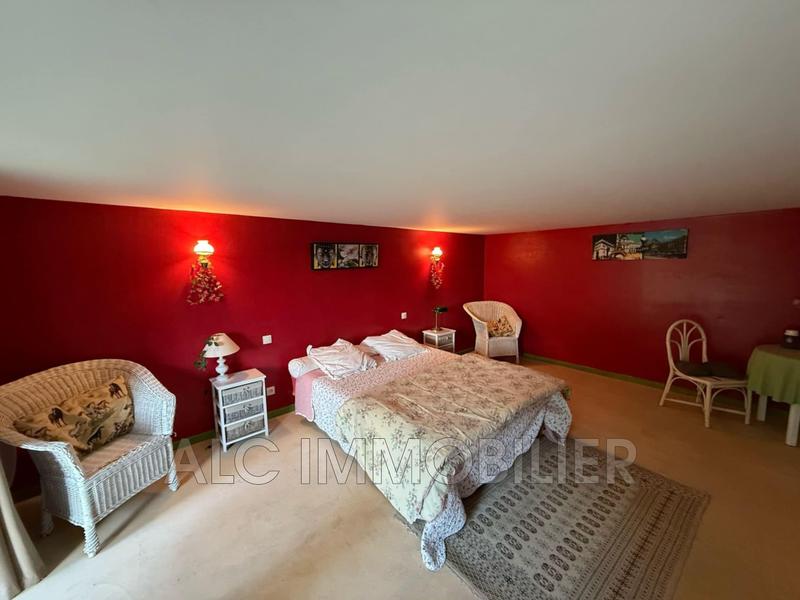 Propriété - 1 040 m² - 24 pièces