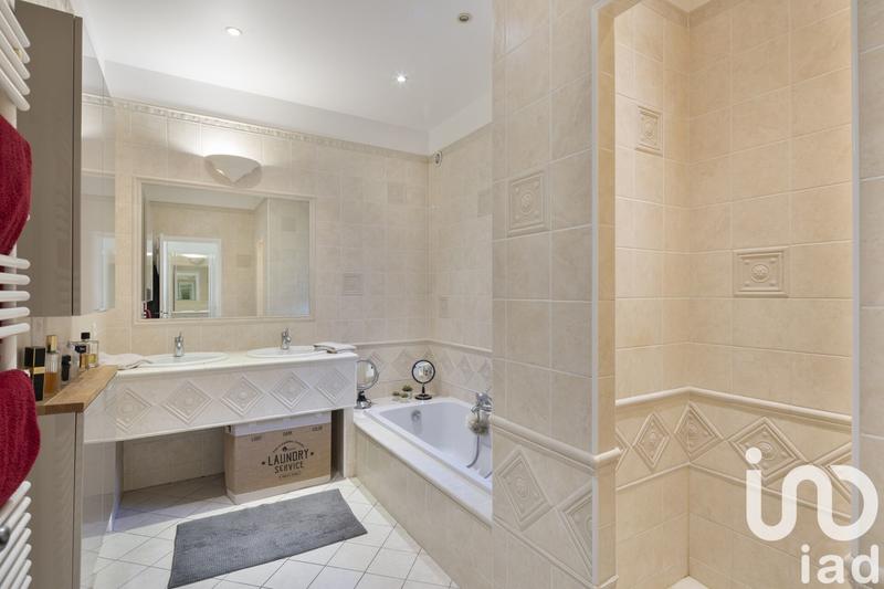 Maison - 300 m² - 8 pièces