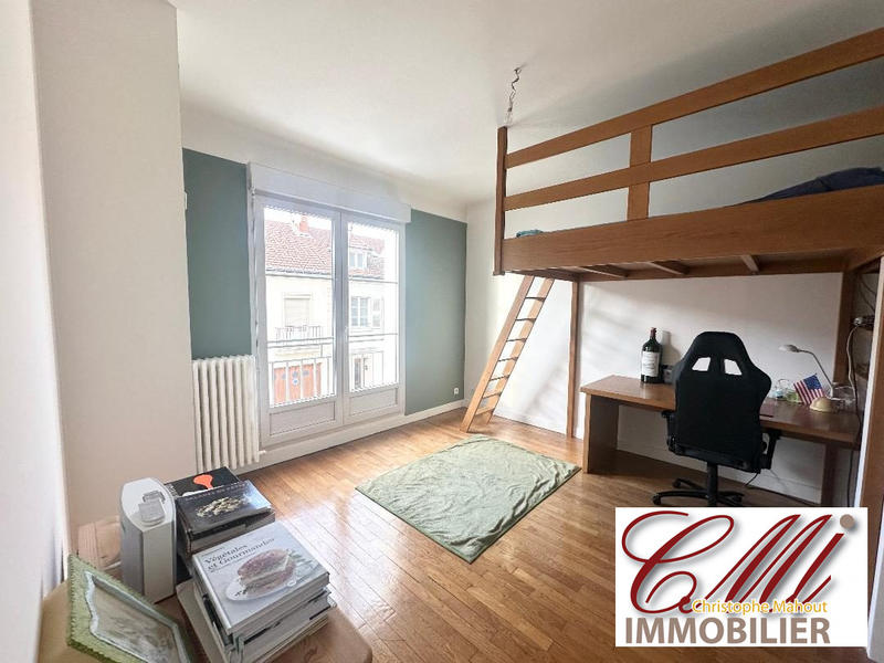 Maison - 370 m² - 9 pièces