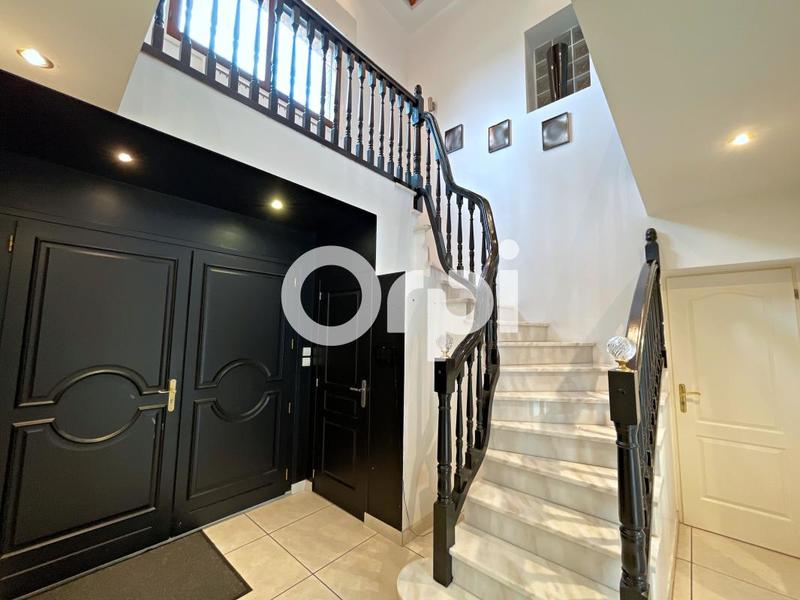 Maison - 220 m² - 7 pièces