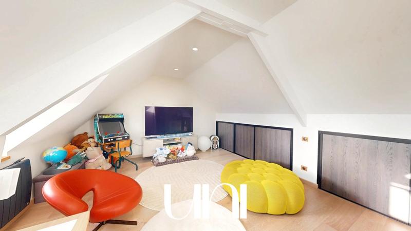 Maison - 220 m² - 6 pièces