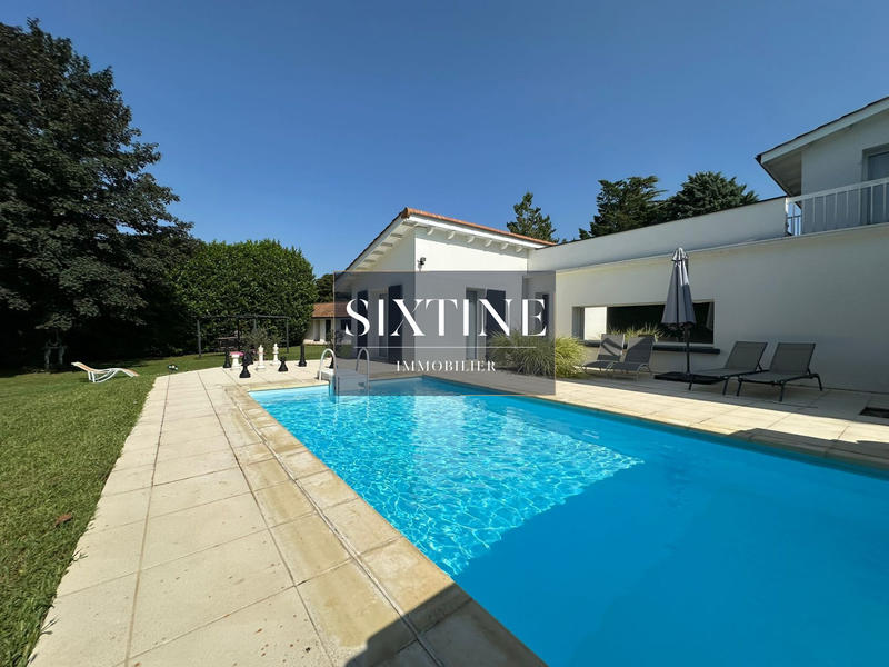 Maison - 197 m² - 9 pièces