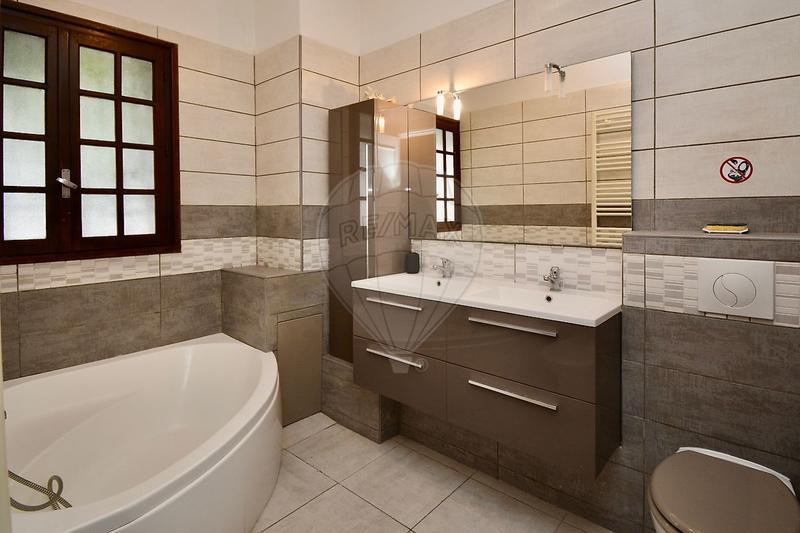 Propriété - 213 m² - 9 pièces