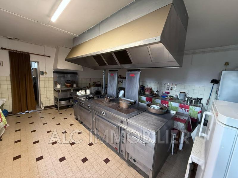 Propriété - 1 040 m² - 24 pièces