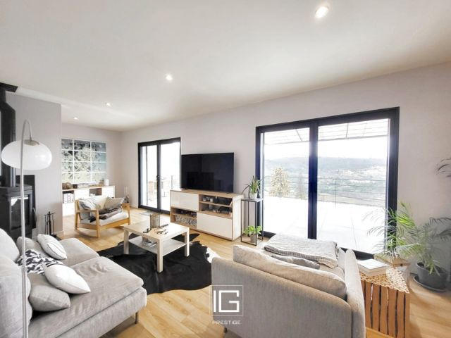 Maison - 240 m² - 9 pièces