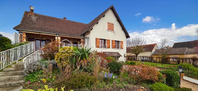 Maison traditionnelle - 198 m² - 8 pièces