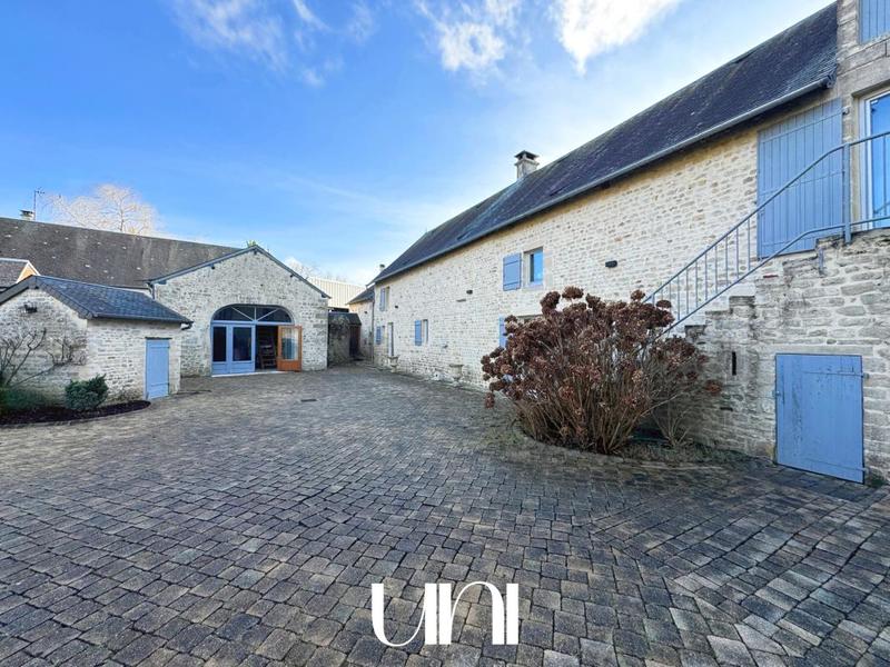 Maison - 220 m² - 5 pièces