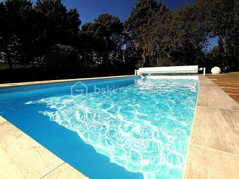 Maison - 248 m² - 11 pièces