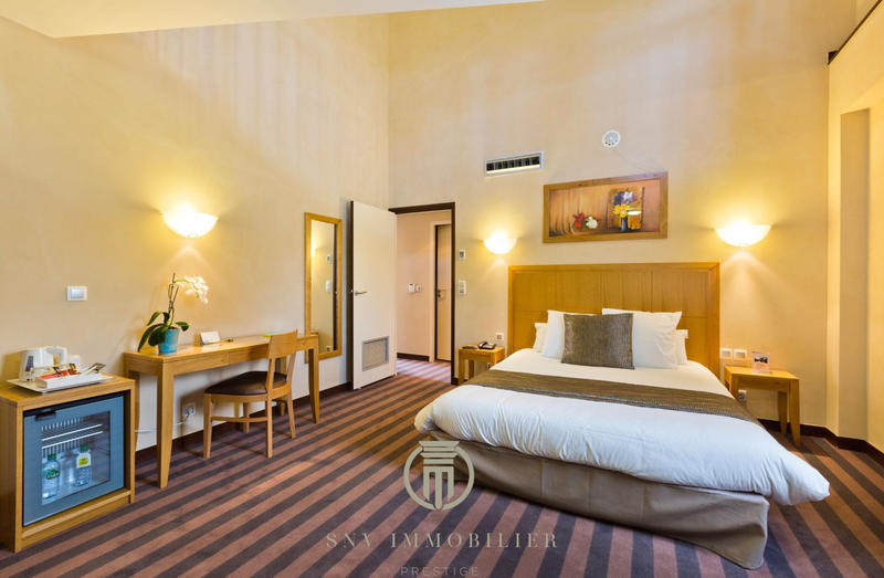 Propriété - 1 457 m² - 34 pièces