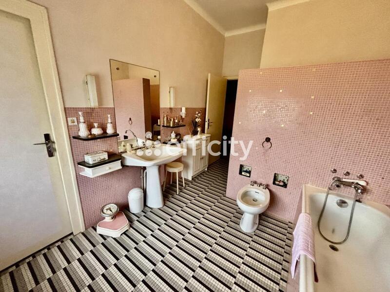 Demeure - 303 m² - 11 pièces