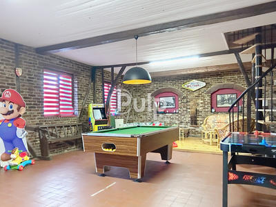 Maison - 325 m² - 11 pièces