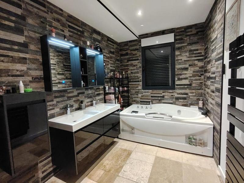 Maison - 205 m² - 10 pièces