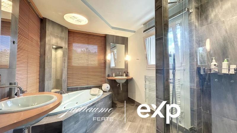 Villa - 297 m² - 6 pièces