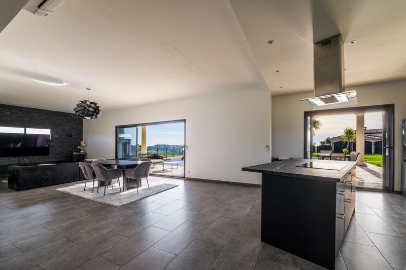 Maison - 250 m² - 6 pièces