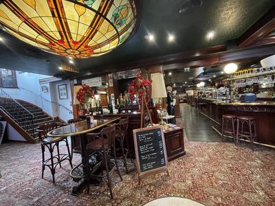 Magasins - 1 161 m² - 9 pièces